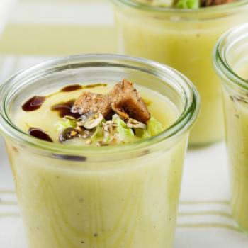 Grünkohlsuppe mit Brot-Kürbiskern-Croutons - (c) Stefan Kristoferitsch mit freundlicher Genehmigung der Gemeinschaft Steirisches Kürbiskernöl g.g.A.