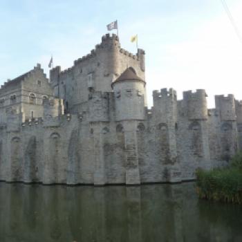 Die mächtige Wasserburg Grafenstein mit ihren dicken Mauern ist die Burg der Grafen von Flandern - (c) Gabi Dräger
