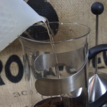 Cold Brew Coffee - Mit der entsprechenden Menge kaltem Wasser aufgießen - (c) Jörg Bornmann