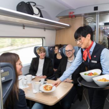 Besser essen bei 250 Kilometern in der Stunde - Die neue Bordgastronomie der DB - schon beim Einsteigen soll man ankommen - (c) Deutsche Bahn