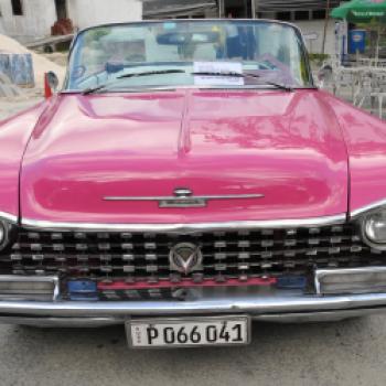 Havanna - Die geschwungene Heckflosse ist mit Chrome verziert, das pastellfarbene Rosa des Cadillacs aus dem Jahre 1952 schimmert im Sonnenlicht - (c) Gabi Dräger