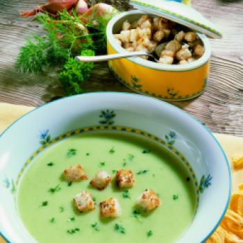 Frühlingsfrische Kräutersuppe mit Joghurt - (c) Wirths PR