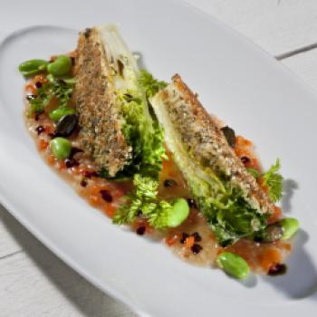 Gebackenes Salatherz in Kürbiskernen, Paprika-Sojabohnen-Vinaigrette und Kernöl  - (c) Werner Krug mit freundlicher Genehmigung der Gemeinschaft Steirisches Kürbiskernöl g.g.A.