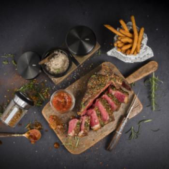 Porterhouse Steak mit einer Kräuter-Gewürz-Kruste, Salsa und Süßkartoffel-Pommes - (c) GEFU