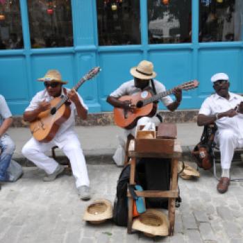 Havanna - Am Abend eine Musikveranstaltung mit einer zwölf Mann großen Band. Ein Sänger, er ist 86 Jahre alt, geht mit dem Gehstock auf die Bühne - (c) Gabi Dräger