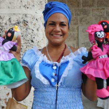 Havanna - Schillernde Persönlichkeiten, wie diese Souvenirverkäuferin, findet man beim Stadtrundgang durch Havanna - (c) Gabi Dräger