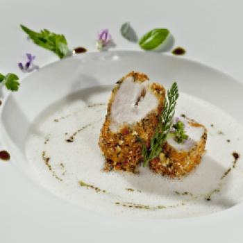 Rahm-Brotsuppe mit Kaninchen in Kürbiskernkruste - (c) Werner Krug mit freundlicher Genehmigung der Gemeinschaft Steirisches Kürbiskernöl g.g.A.