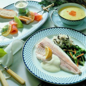 Karfreitagsmenü mit Kartoffelsuppe, Räucherfischspieße und Fischfilet auf Mangold - (c) www.ostermenue.de