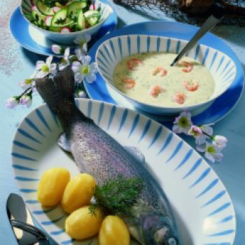 Karfreitagsmenü mit Kräutersuppe mit Krabben, Forelle blau und Frühlingssalat - (c) www.ostermenue.de