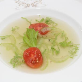 Klare Selleriesuppe – mit Stangensellerie und Roma-Kirschtomaten - (c) Lanhaus Scherrer, Hamburg