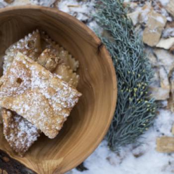 Kloatznkrapfen sind auf zahlreichen Höfen der Südtiroler Qualitätsmarke „Roter Hahn“ kulinarisches Pflichtprogramm zur Weihnachtszeit – © IDM Südtirol/Marion Lafolger