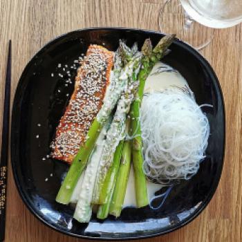 Lachs mit japanischer Hollandaise und grünem Spargel- (c) Deutsches Weininstitut