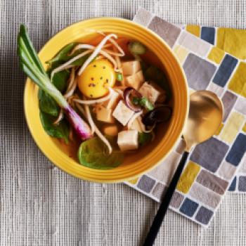 Miso-Suppe mit Ei & Tofu - (c) Le Creuset