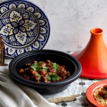 Lamm-Aprikosen-Tagine - das Kochen in der Tagine erhält die vollen Aromen - (c) Le Creuset