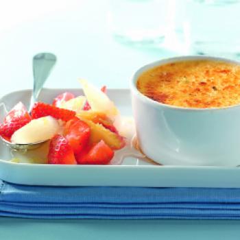 Limonen-Crème-Brûlée mit Spargel-Erdbeer-Salat - (c) Deutsches Weintor/Wirths PR