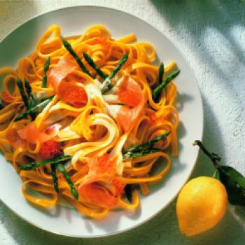 Linguine mit Spargelspitzen und Lachsstreifen - (c) Wirths PR