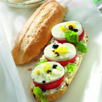 Mozzarella-Basilikum-Baguette mit Crema di Balsamico - (c) Wirths PR