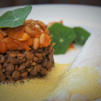 Curry-Dinkel-Linsen mit Zander,  Aprikosen-Pinien-Röster und Curryschaum - (c) Jörg Bornmann