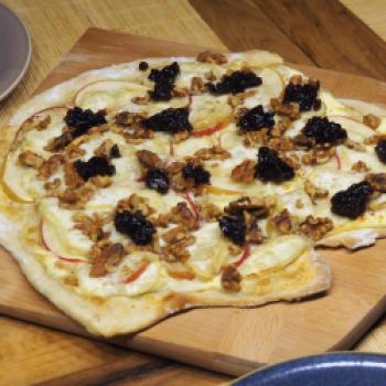 Flammkuchen mit Apfel, Ziegenkäse, Walnüssen und Preiselbeermarmelade - (c) Jörg Bornmann