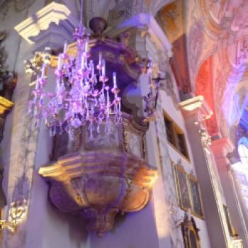 Salzburger Bergadvent - Mystisches Licht in der Wallfahrtskirche von Maria Alm - (c) Eva-Maria Mayring