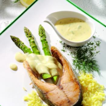 Spargel mit Lachskotelett und Dill-Hollandaise - (c) Wirths PR