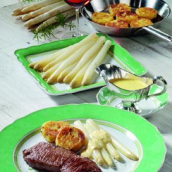 Spargel mit Rinderfilet, Kartoffelplätzchen und Bernaise - (c) Wirths PR