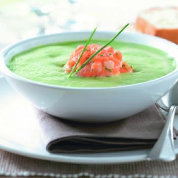 Spargelschaumsuppe mit Frühlingskräutern und Lachstatar - (c) Deutsches Weintor/Wirths PR