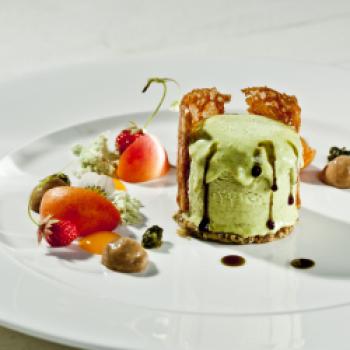 Geeiste Kernölcreme mit süßem Kürbiskernpesto, Marillen und Espressoschaum - (c) Werner Krug mit freundlicher Genehmigung der Gemeinschaft Steirisches Kürbiskernöl g.g.A.