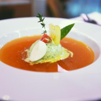 Tomaten-Essenz mit Rucola-Eiscreme - (c) mutti-parma.com