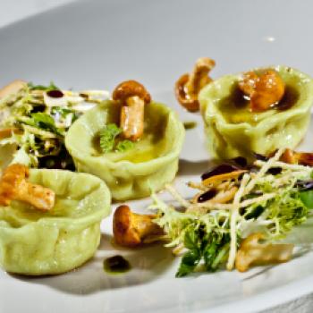 Eierschwammerlravioli mit Kräutersalat - (c) Werner Krug mit freundlicher Genehmigung der Gemeinschaft Steirisches Kürbiskernöl g.g.A.