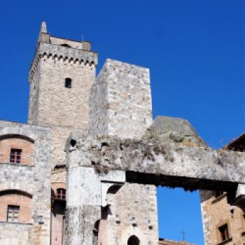 Weithin sichtbar empfangen uns die Geschlechtertürme der mittelalterlichen Stadt San Gimignano, südwestlich von Florenz- (c) Jörg Bornmann