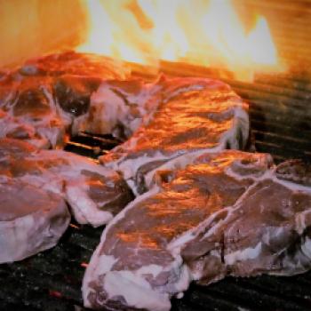 Der Grill ist bereits angeheizt und die Steaks des Chianina Rinds, die Spezialität ‚Bistecca alla Fiorentina‘ warten darauf für uns zubereitet zu werden, ein Traum für jeden Fleischliebhaber - (c) Jörg Bornmann