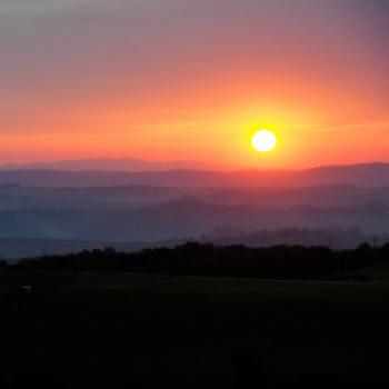 Ein letztes Mal geht die toskanische Sonne für uns auf. Wir müssen Abschied nehmen von der Toskana, ihren schönen Orten, historischen Weingütern, den wunderbaren Menschen und ihren tollen Weinen - (c) Jörg Bornmann