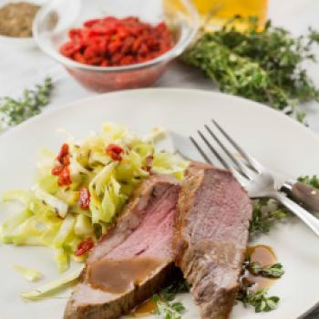 Braten vom Bürgermeisterstück in Whisky-Sauce und Spitzkohlsalat - <a href="https://www.genussfreak.de/braten-vom-buergermeisterstueck-whisky-sauce-und-spitzkohlsalat" target="_blank">zum Rezept</a> - (c) Caroline Martin (Food & Life)