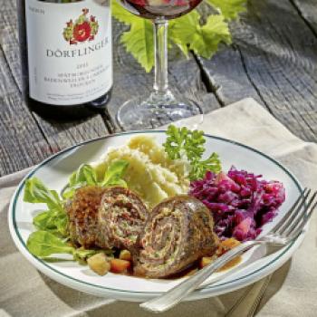 Rindsroulade mit Rotkraut, Kartoffelstock und Feldsalat - <a href="https://www.genussfreak.de/rindsroulade-mit-rotkraut-kartoffelstock-und-feldsalat" target="_blank">zum Rezept</a>  - (c) Kirchheim Verlag, Mainz