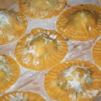 Tortellini mit Lachsfüllung, Erbsenpüree, Zuckerschotenstroh und Trüffelschaum - (c) Jörg Bornmann