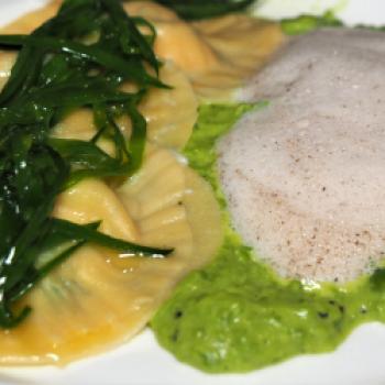 Tortellini mit Lachsfüllung, Erbsenpüree, Zuckerschotenstroh und Trüffelschaum - (c) Jörg Bornmann