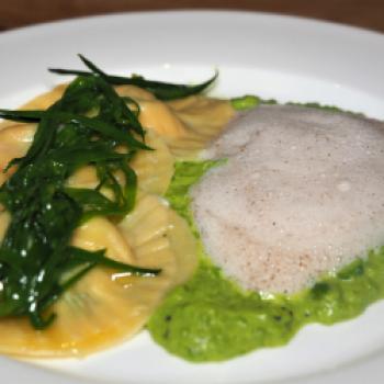 Tortellini mit Lachsfüllung, Erbsenpüree, Zuckerschotenstroh und Trüffelschaum - (c) Jörg Bornmann