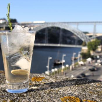 Cocktail mit weißem Port - entdeckt bei einem Urlaub in Porto - <a href="https://www.genussfreak.de/cocktail-mit-weissem-port" target="_blank">zum Rezept</a> - (c) Jörg Bornmann