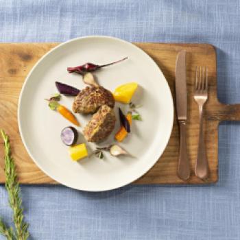 Gefüllte Frikadellen mit Stilfser Käse und Speck - <a href="https://www.genussfreak.de/gefuellte-frikadellen-mit-stilfser-kaese-und-speck" target="_blank">zum Rezept</a> - (c) Meraner-Hauser