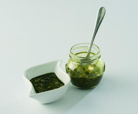 Kürbiskernölpesto - (c) Stefan Kristoferitsch mit freundlicher Genehmigung der Gemeinschaft Steirisches Kürbiskernöl g.g.A. Kürbiskernölpesto - (c) Stefan Kristoferitsch mit freundlicher Genehmigung der Gemeinschaft Steirisches Kürbiskernöl g.g.A.