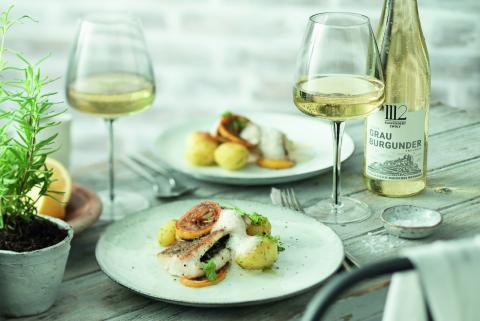 Gefüllte Zanderfilets mit Grauburgundersoße und Kerbel-Kartoffeln - (c) elfhundertzwölf Gefüllte Zanderfilets mit Grauburgundersoße und Kerbel-Kartoffeln - (c) elfhundertzwölf