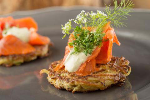 Kartoffelpuffer mit Räucherfisch - (c) Stefan Kristoferitsch mit freundlicher Genehmigung der Gemeinschaft Steirisches Kürbiskernöl g.g.A. Kartoffelpuffer mit Räucherfisch - (c) Stefan Kristoferitsch mit freundlicher Genehmigung der Gemeinschaft Steirisches Kürbiskernöl g.g.A.