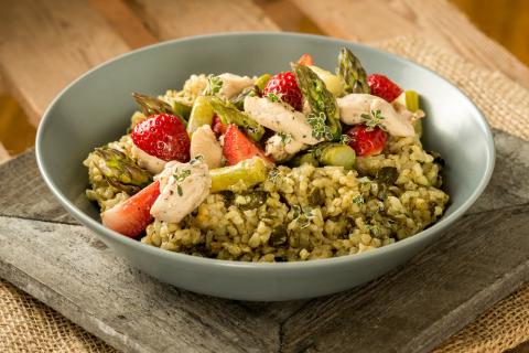 Hühnerragout mit grünem Spargel und Erdbeeren auf steirischem Kürbiskernölrisotto - (c) Stefan Kristoferitsch mit freundlicher Genehmigung der Gemeinschaft Steirisches Kürbiskernöl g.g.A. Hühnerragout mit grünem Spargel und Erdbeeren auf steirischem Kürbiskernölrisotto - (c) Stefan Kristoferitsch mit freundlicher Genehmigung der Gemeinschaft Steirisches Kürbiskernöl g.g.A.