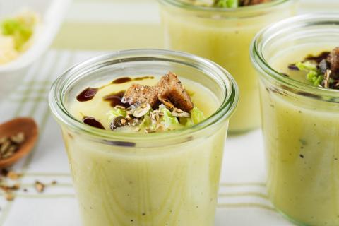 Grünkohlsuppe mit Brot-Kürbiskern-Croutons - (c) Stefan Kristoferitsch mit freundlicher Genehmigung der Gemeinschaft Steirisches Kürbiskernöl g.g.A. Grünkohlsuppe mit Brot-Kürbiskern-Croutons - (c) Stefan Kristoferitsch mit freundlicher Genehmigung der Gemeinschaft Steirisches Kürbiskernöl g.g.A.