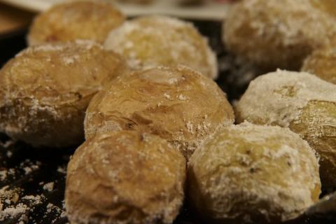 Papas Arrugadas (Kanarische Schrumpfkartoffeln mit Salzkruste) - (c) Jörg Bornmann Papas Arrugadas (Kanarische Schrumpfkartoffeln mit Salzkruste) - (c) Jörg Bornmann