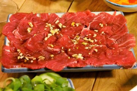 Das Rindfleisch waschen, abtrocknen und in hauchdünne Scheiben schneiden - (c) Jörg Bornmann Das Rindfleisch waschen, abtrocknen und in hauchdünne Scheiben schneiden - (c) Jörg Bornmann