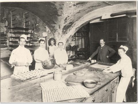 Paul Fürst (1856-1941) eröffnete im Jahr 1884 am Alten Markt, in der Brodgasse 13 in Salzburg eine Konditorei. 