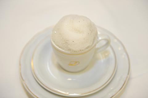Cappuccino vom Bärlauch mit Spitzmorchelschaum - (c) TrendExpress Cappuccino vom Bärlauch mit Spitzmorchelschaum - (c) TrendExpress
