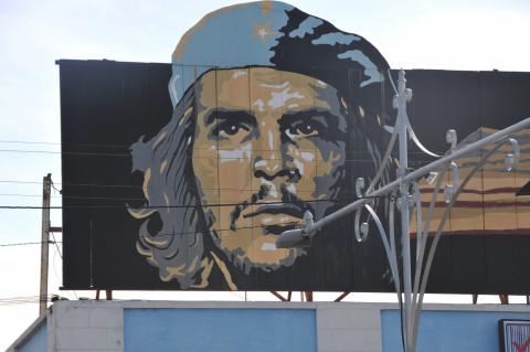 Havanna - An der Fassade des Innenministeriums ist riesengroß das Bild von Che Guevara zu sehen, das auch nachts beleuchtet wird - (c) Gabi Dräger Havanna - An der Fassade des Innenministeriums ist riesengroß das Bild von Che Guevara zu sehen, das auch nachts beleuchtet wird - (c) Gabi Dräger